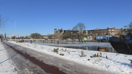 901374 Gezicht op het dichtgevroren Merwedekanaal bij de Muntkade te Utrecht, vanaf de Kanaalweg. Op het kanaal wordt ...
